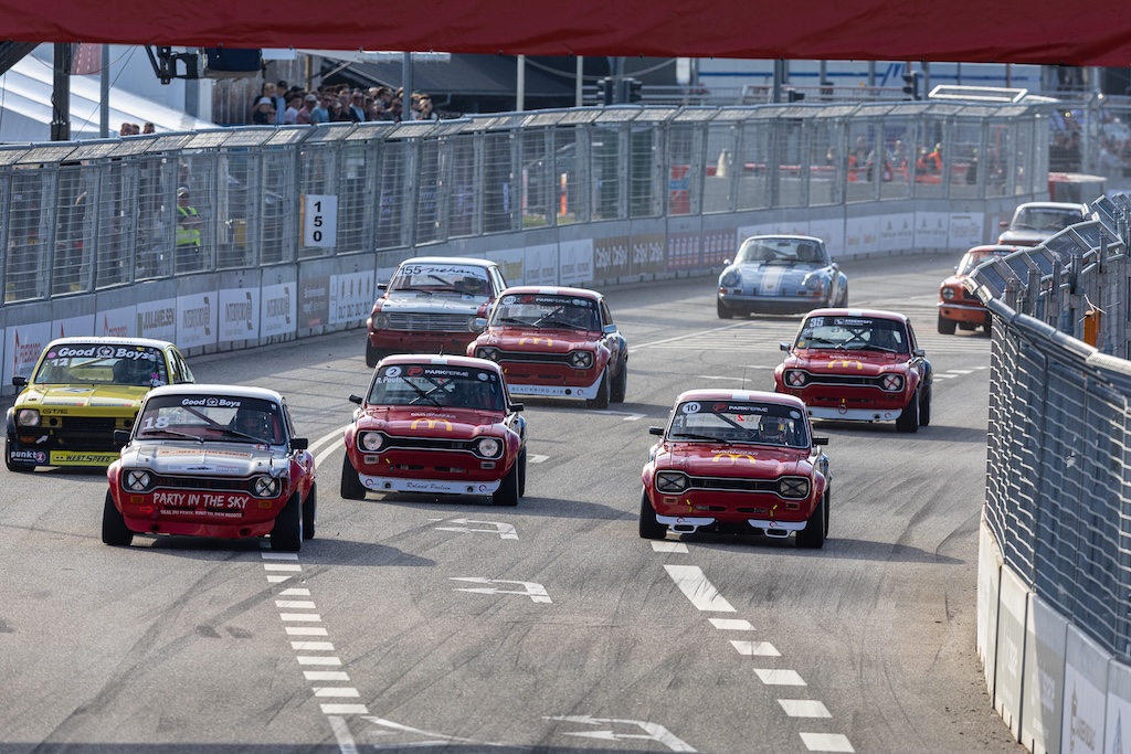 Et af de historiske felter på vej ned ad Vognmagervej ved Classic Race Viborg.
(Foto: Classic Race Viborg Fototeam)